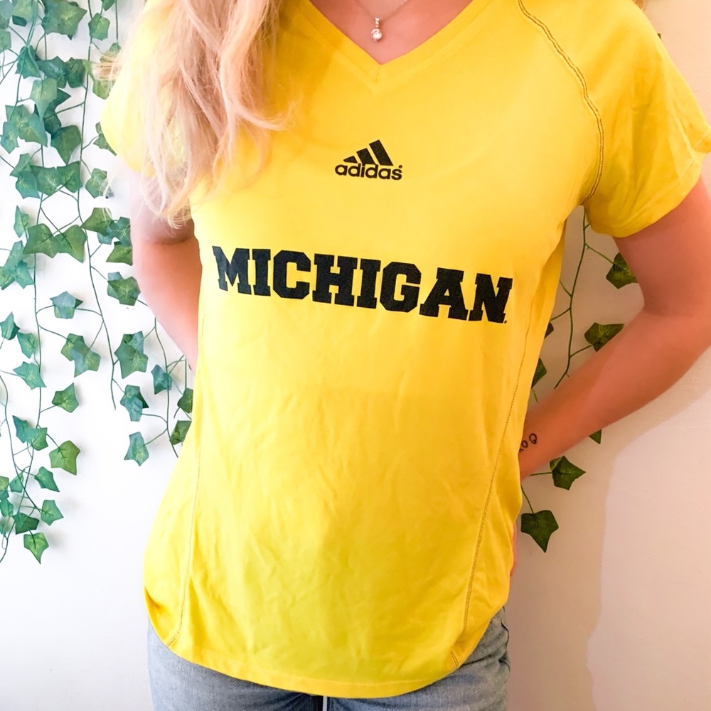 U of M athletic top